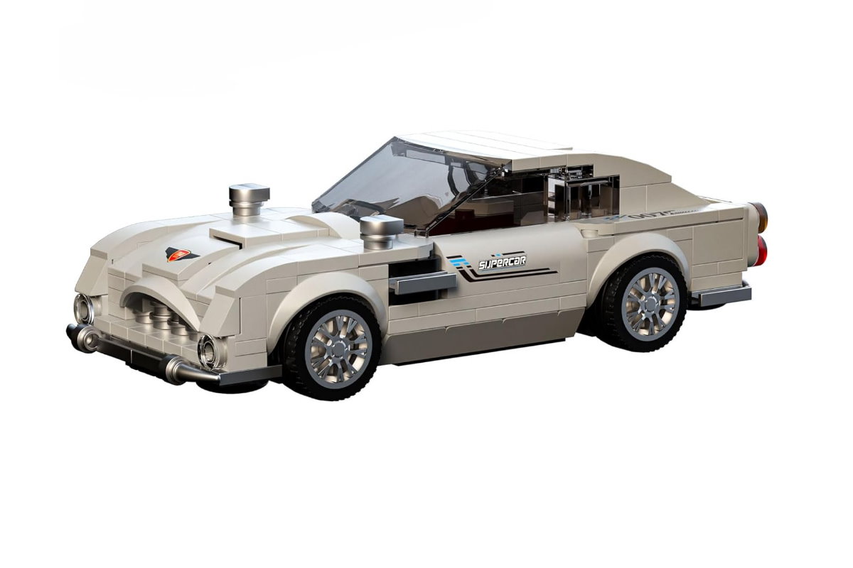 Sportwagen Bond 007 aus Klemmbausteinen in silber mit Acryl Vitrine