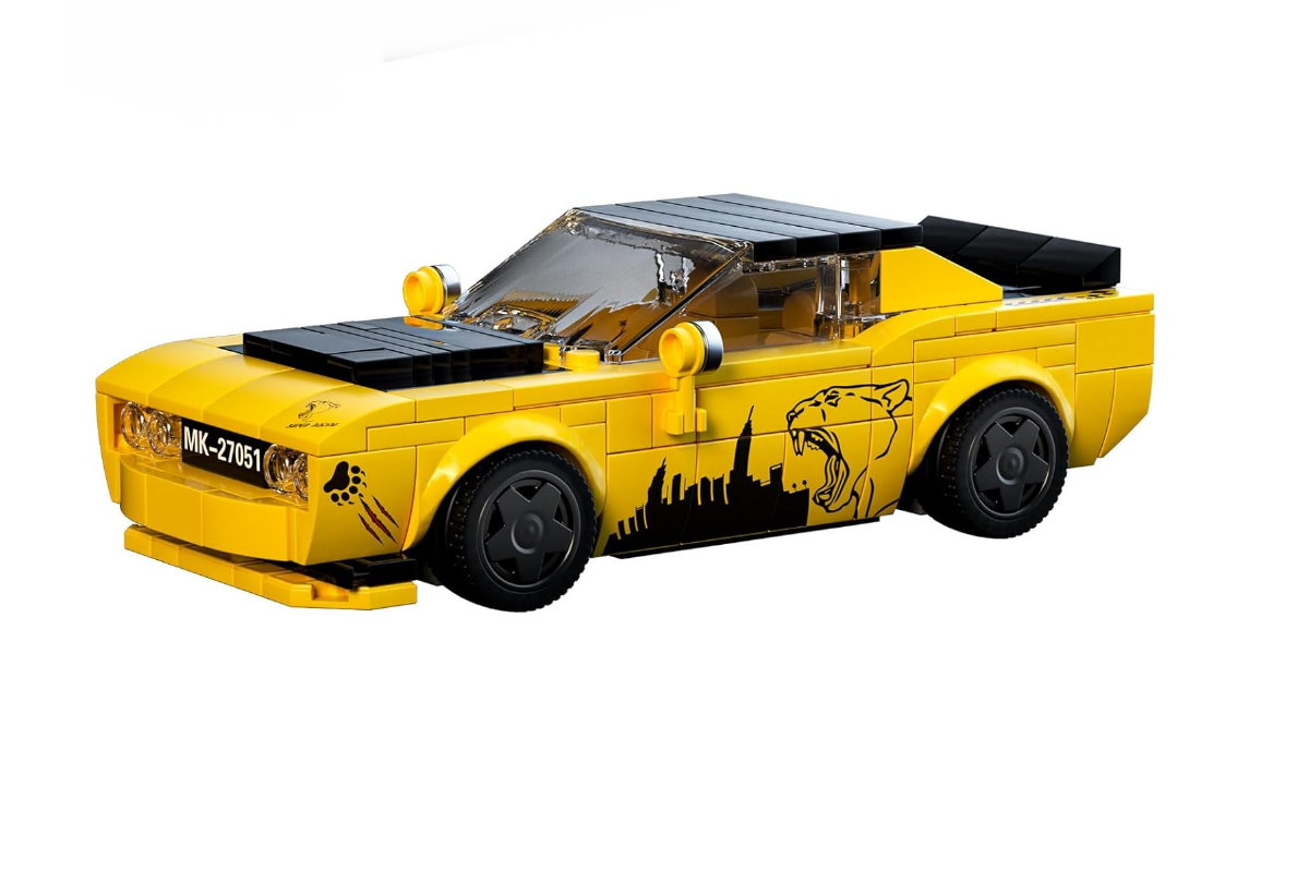 Sportwagen Challanger aus Klemmbausteinen in gelb mit Acryl Vitrine